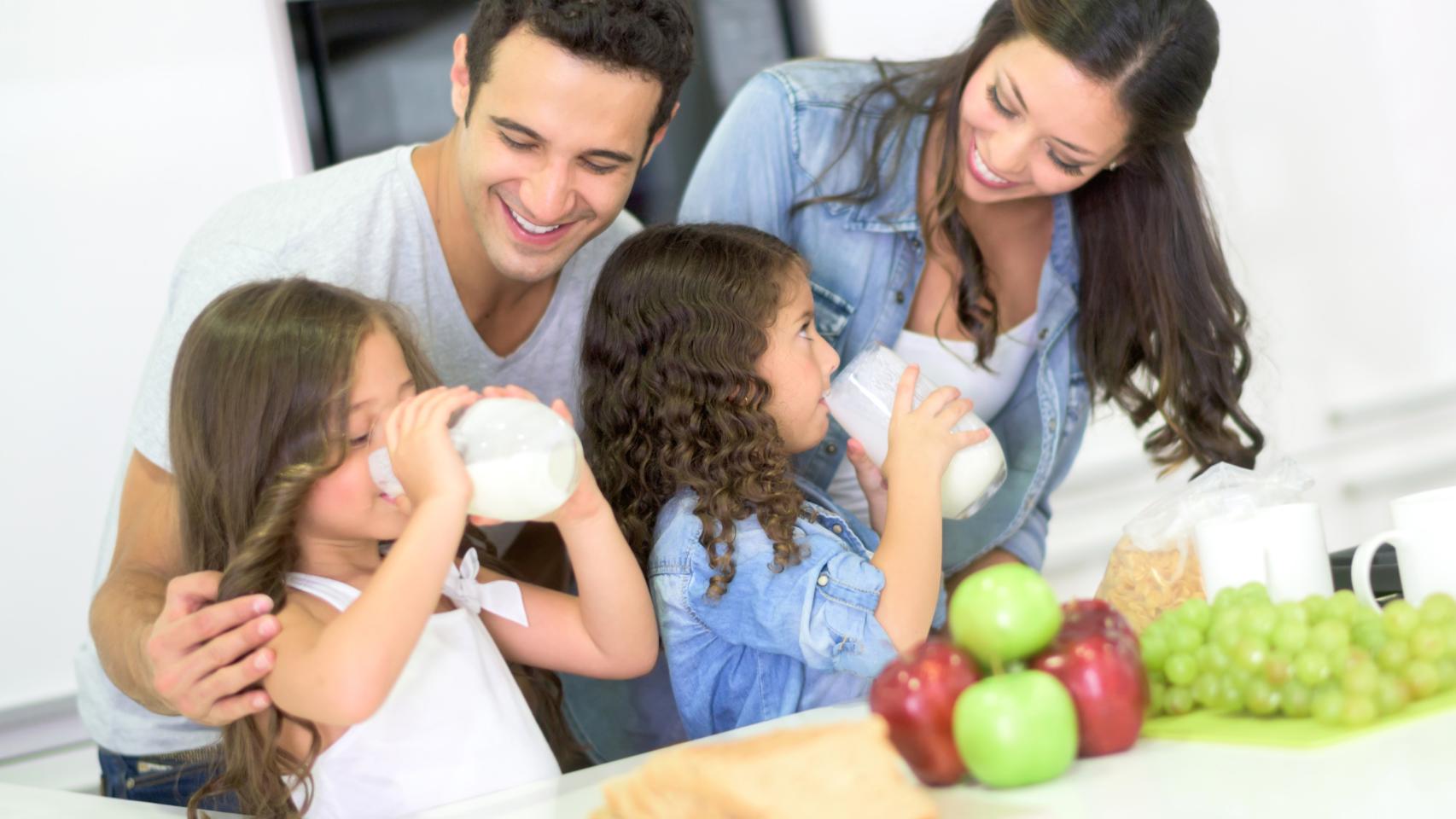 Leche, cereales y fruta no deben faltar para empezar con energía la jornada.
