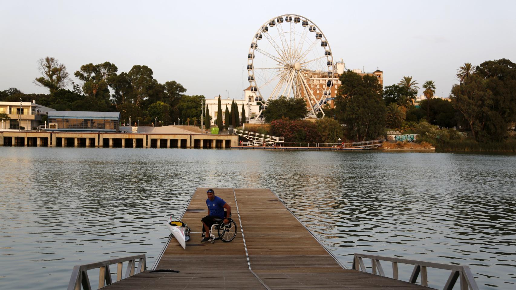 El palista sevillano se acicala para subirse a la embarcación.