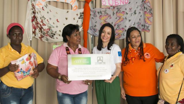 La autora, Cruz Sánchez de Lara Sorzano, en el momento de la entrega de la casa de las Mariposas