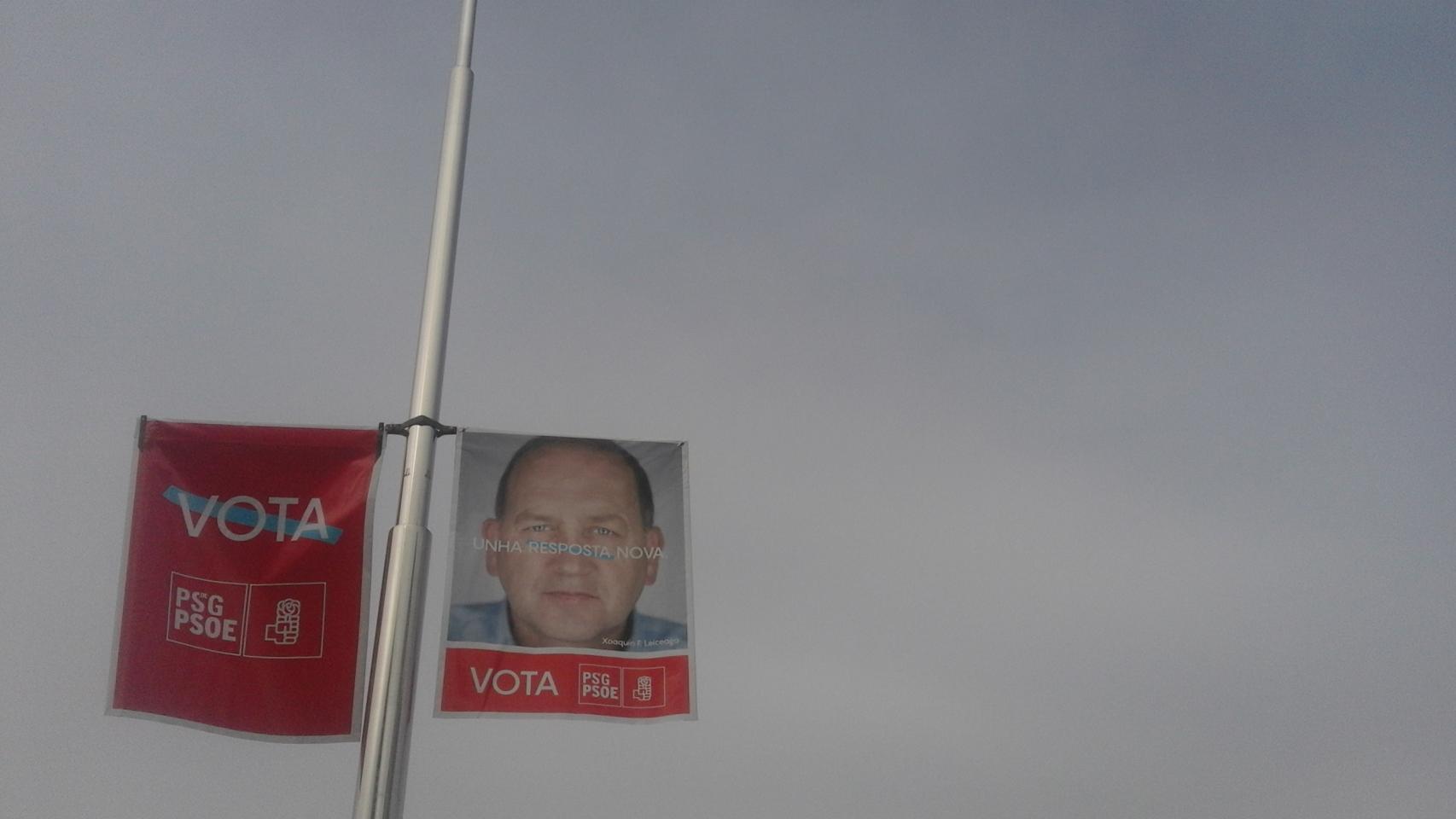 Los carteles electorales del PSOE inundan el centro de Pontevedra.