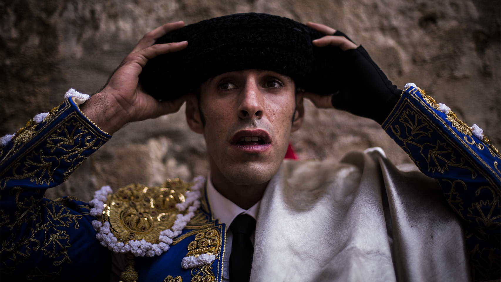 Alejandro Talavante se cala la montera antes de comenzar el paseíllo. Pablo Cobos.