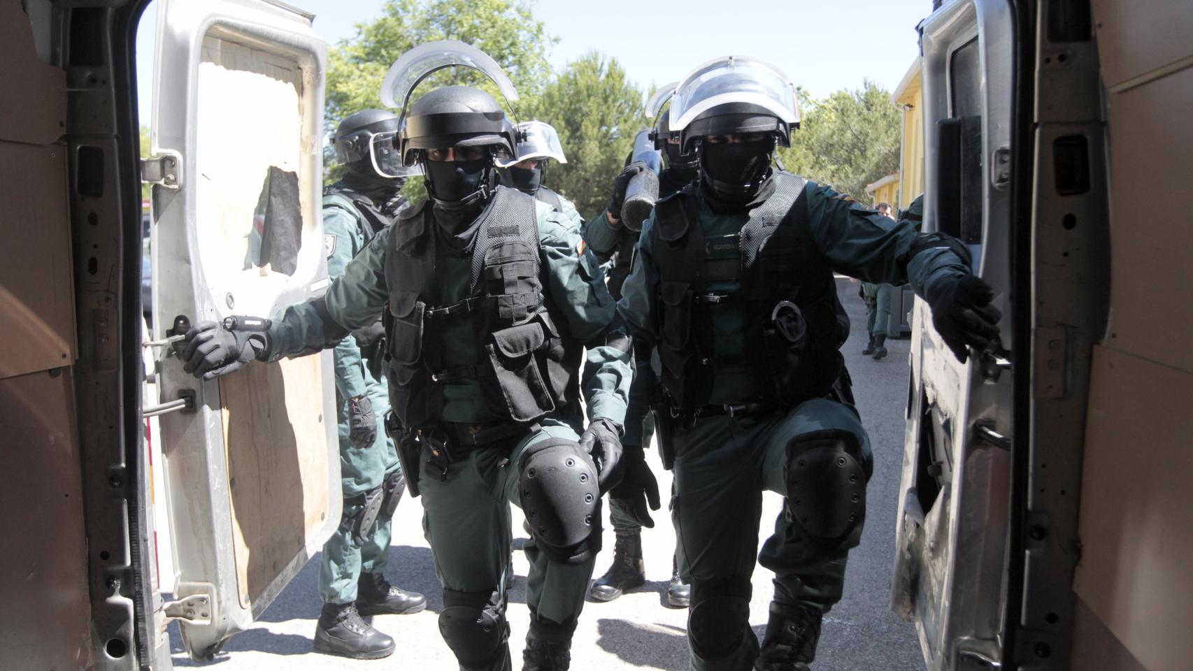 Los agentes de la USECIC durante el traslado a una intervención