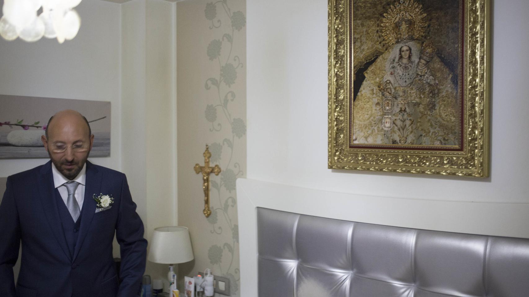 La imagen de la Virgen de El Palmar de Troya preside la habitación del matrimonio