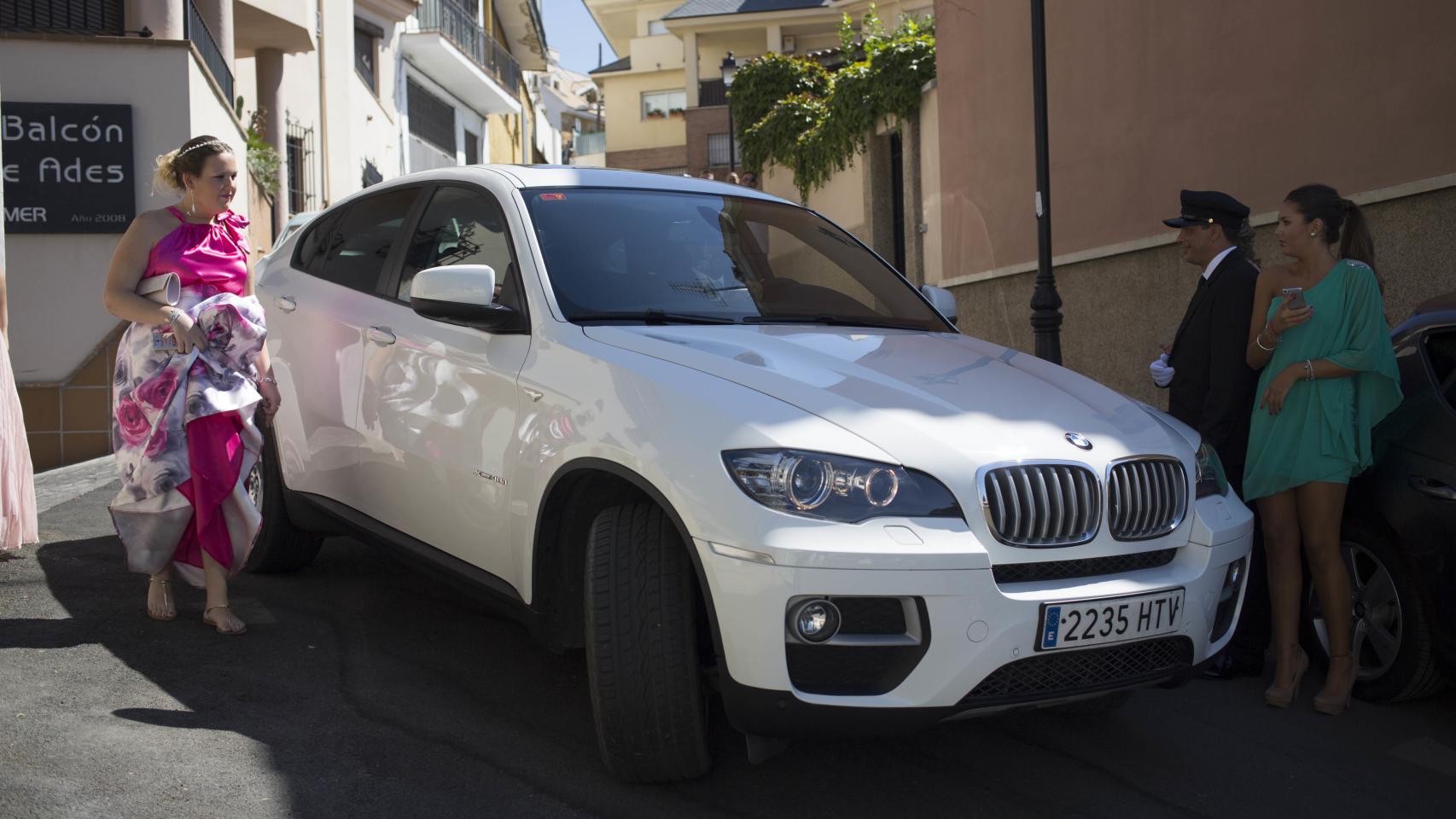 El 'Papa móvil' en el que se ha desplazado el novio a la ceremonia