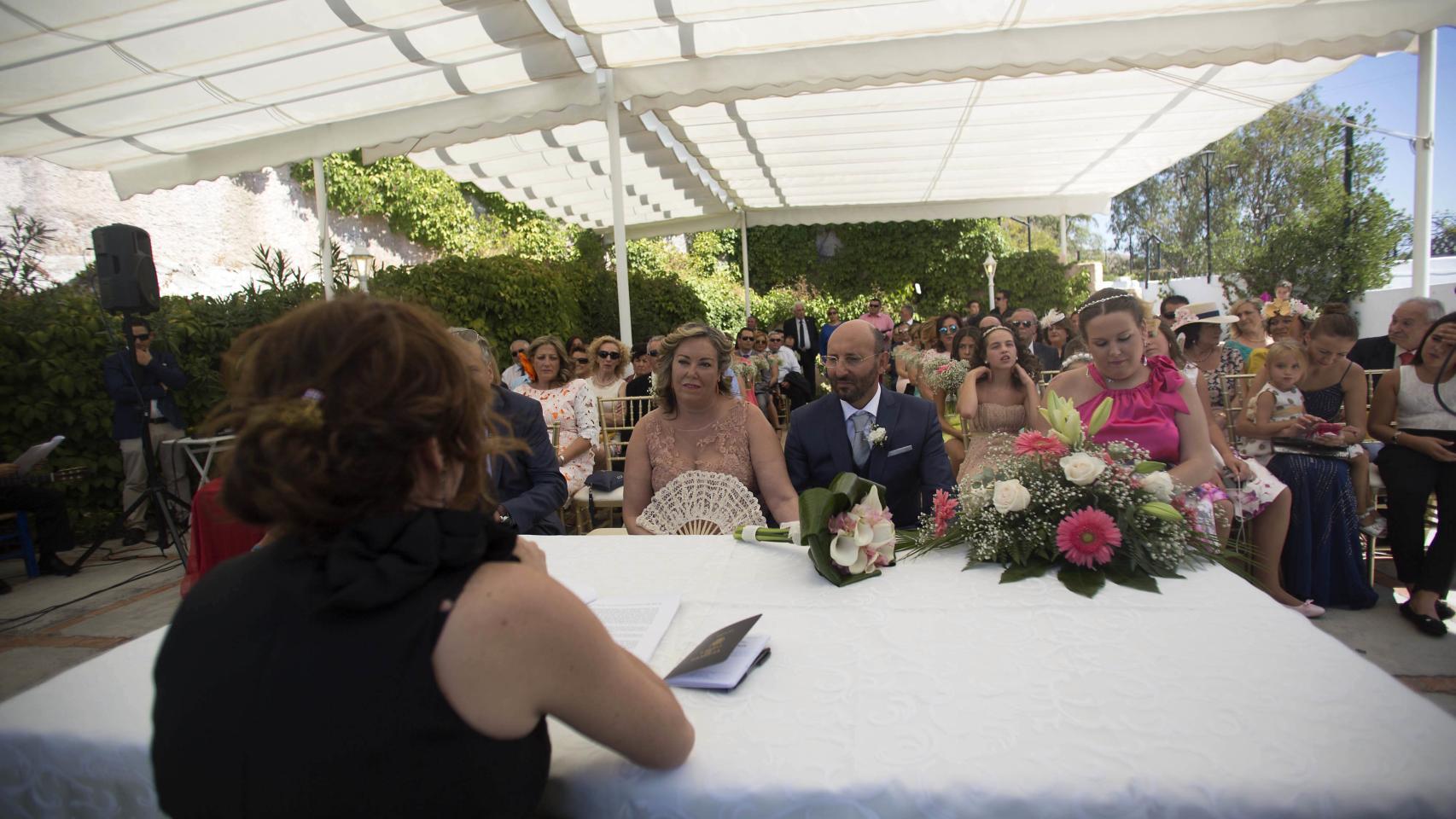 Un momento de la ceremonia nupcial celebrada este domingo en Monachil (Granada)
