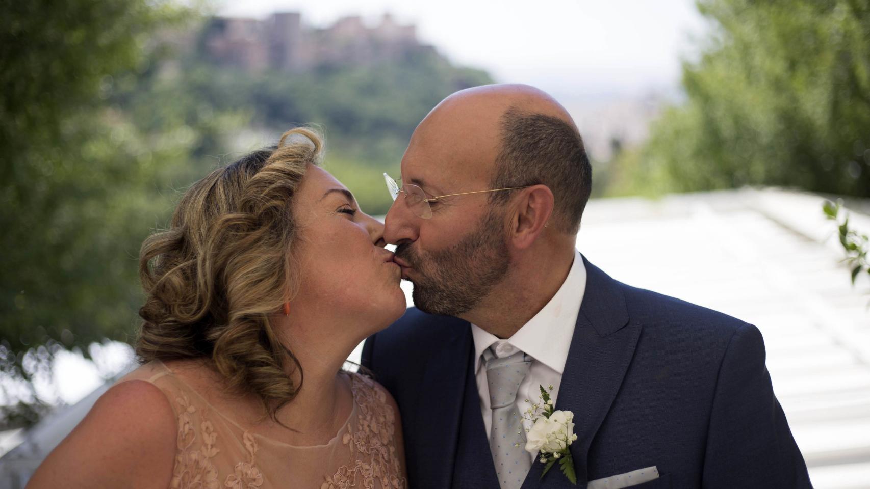 El beso de la feliz pareja tras el 'sí, quiero'