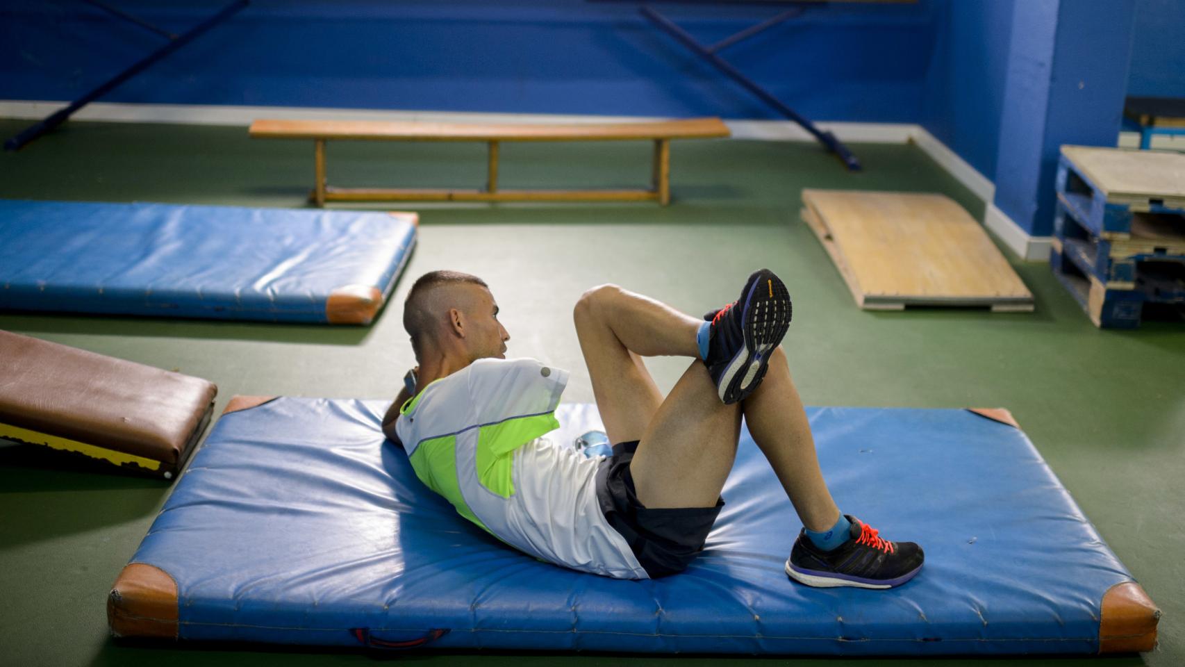 Abderrahman realiza una serie de abdominales.