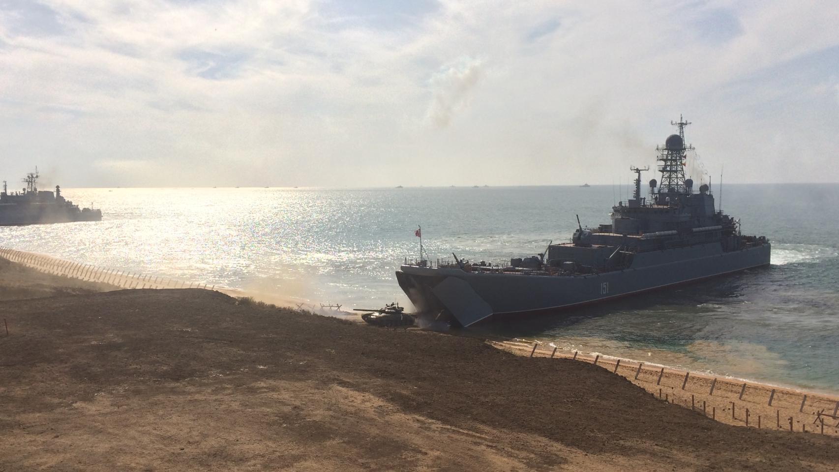 Un tanque desembarca de un buque de guerra.