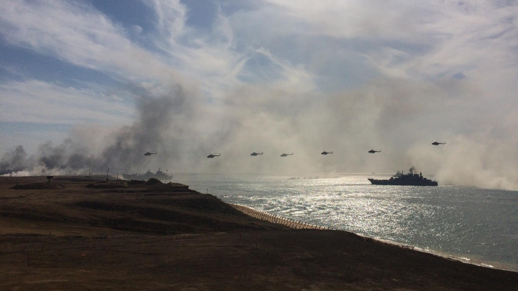 Varios helicópteros realizan una maniobra.