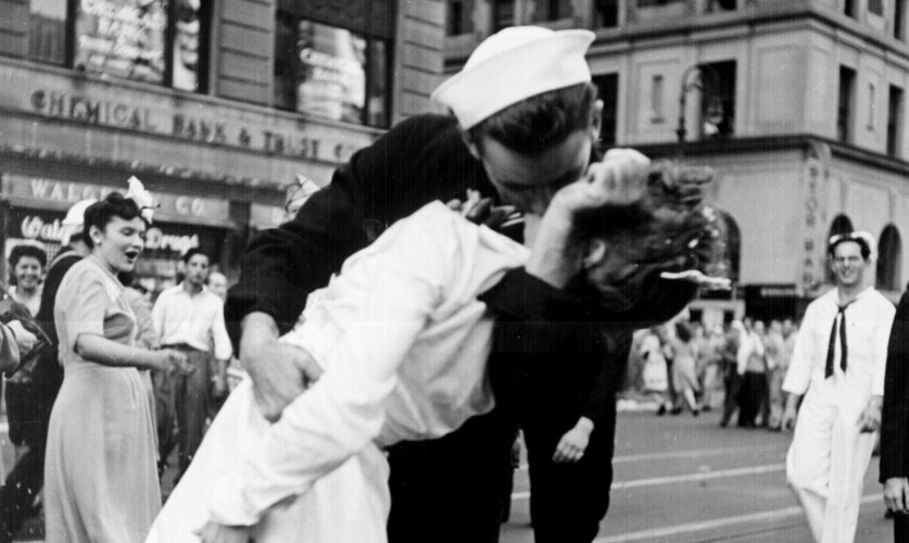 beso-segunda-guerra-mundial-2