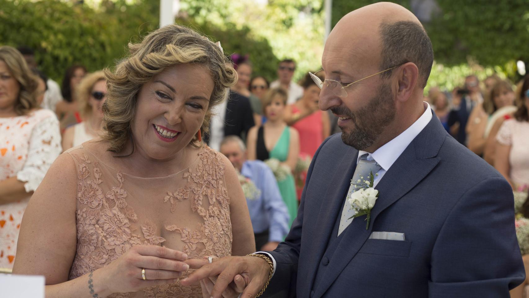 La ex monja Nieves Triviño y el Papa (del Palmar) intercambiando las alianzas.