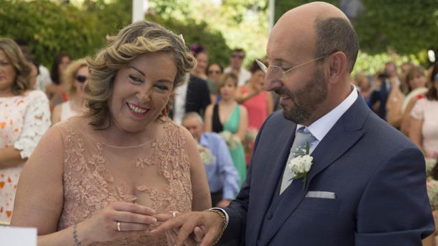 La ex monja Nieves Triviño y el Papa (del Palmar) intercambiando las alianzas.