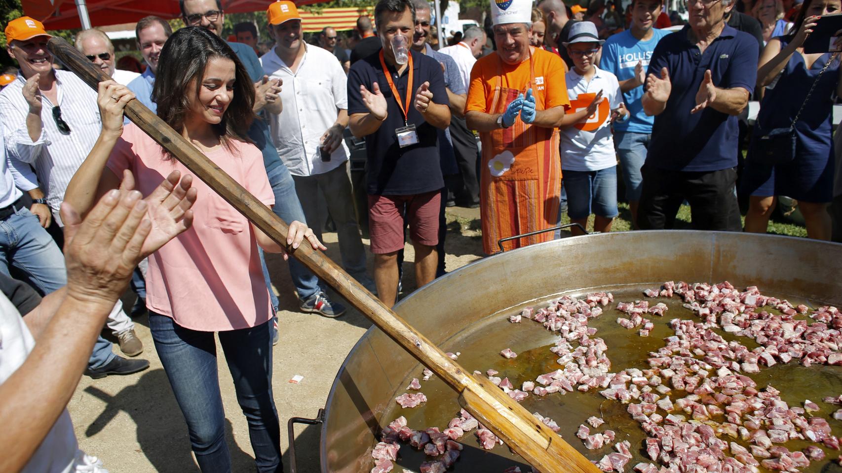 Arrimadas, en una comida popular en Premiá de Mar.