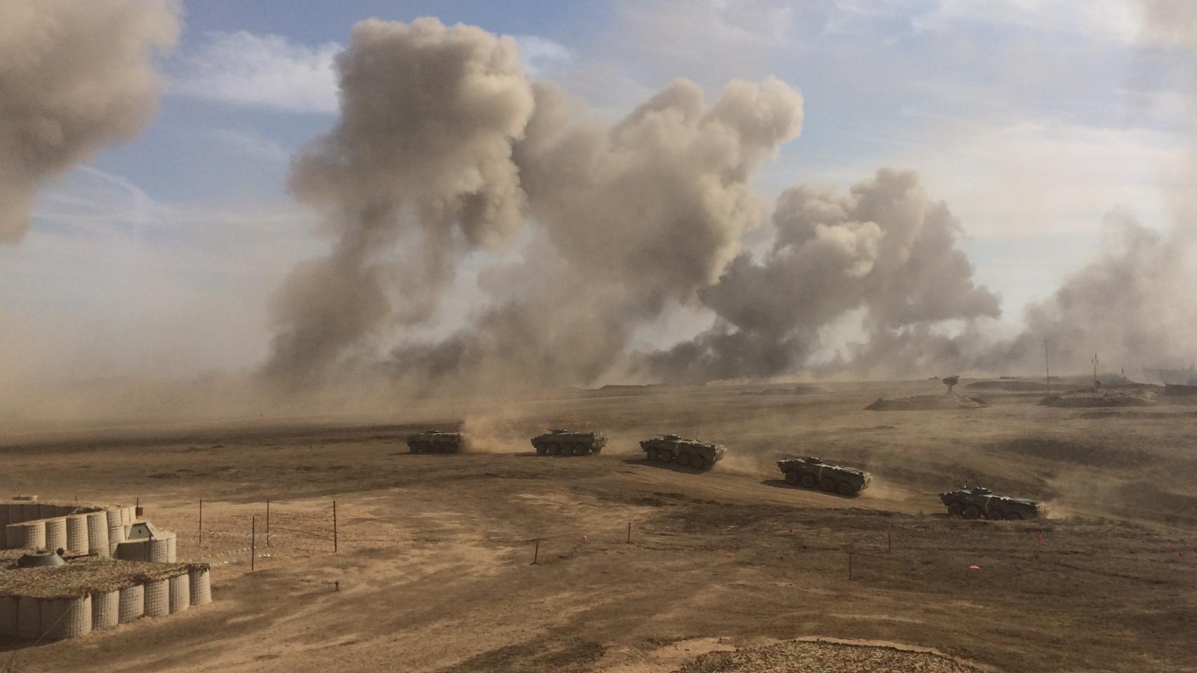 Varios tanques realizan ensayo.