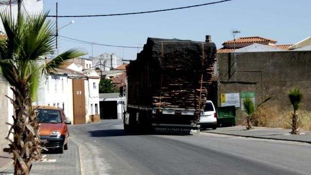 Un camión de corchas circula por la localidad.