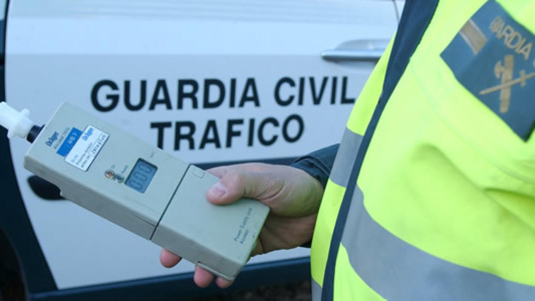 Un agente de la Guardia Civil con un alcoholímetro.