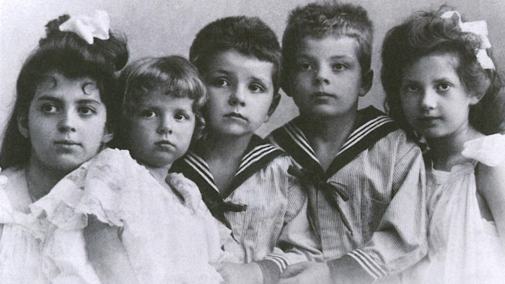 El autor y sus hermanos: Marie-Madelaine, Gabrielle, François, Antoine y Simone.