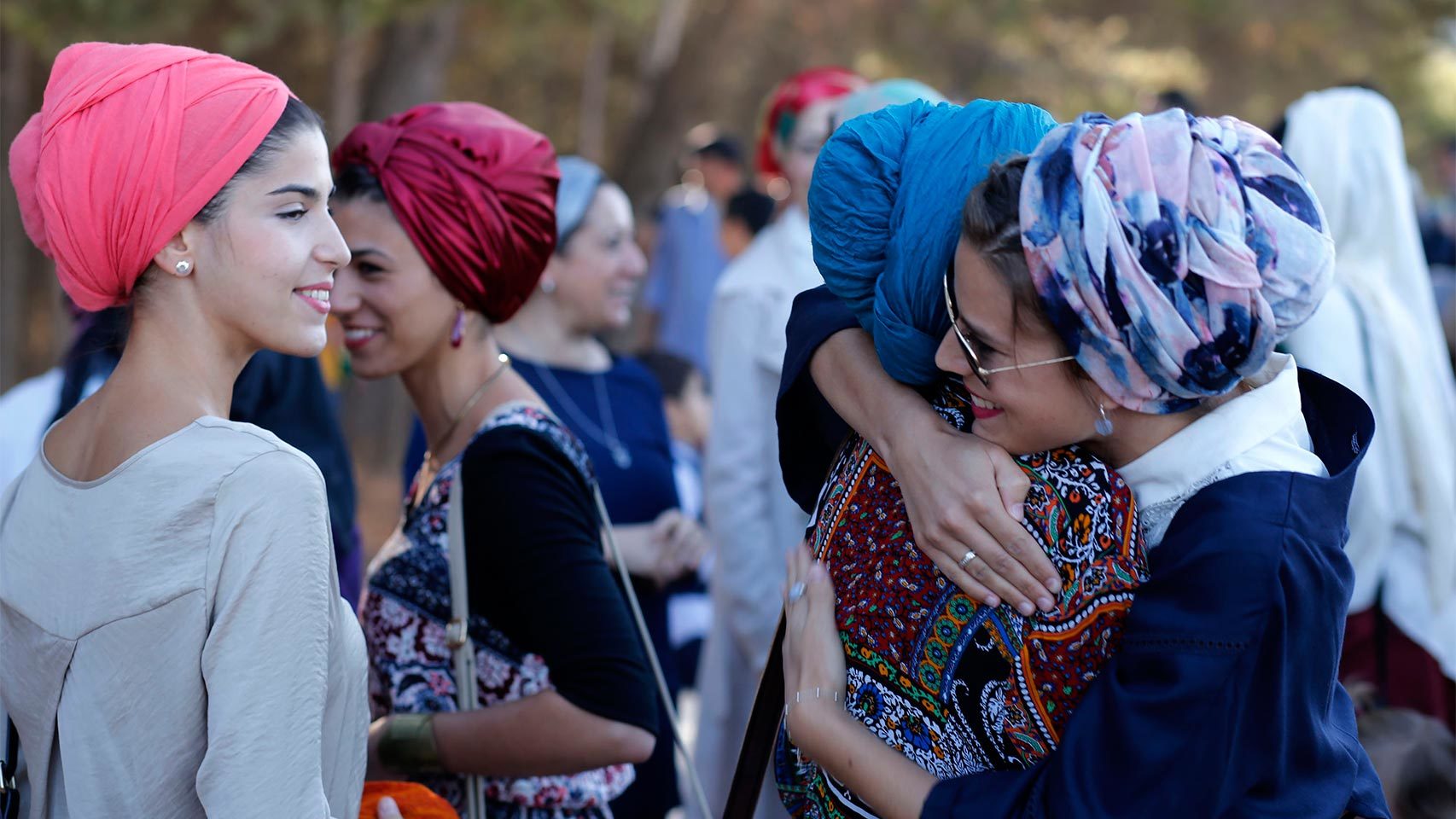 Unas jóvenes se felicitan.