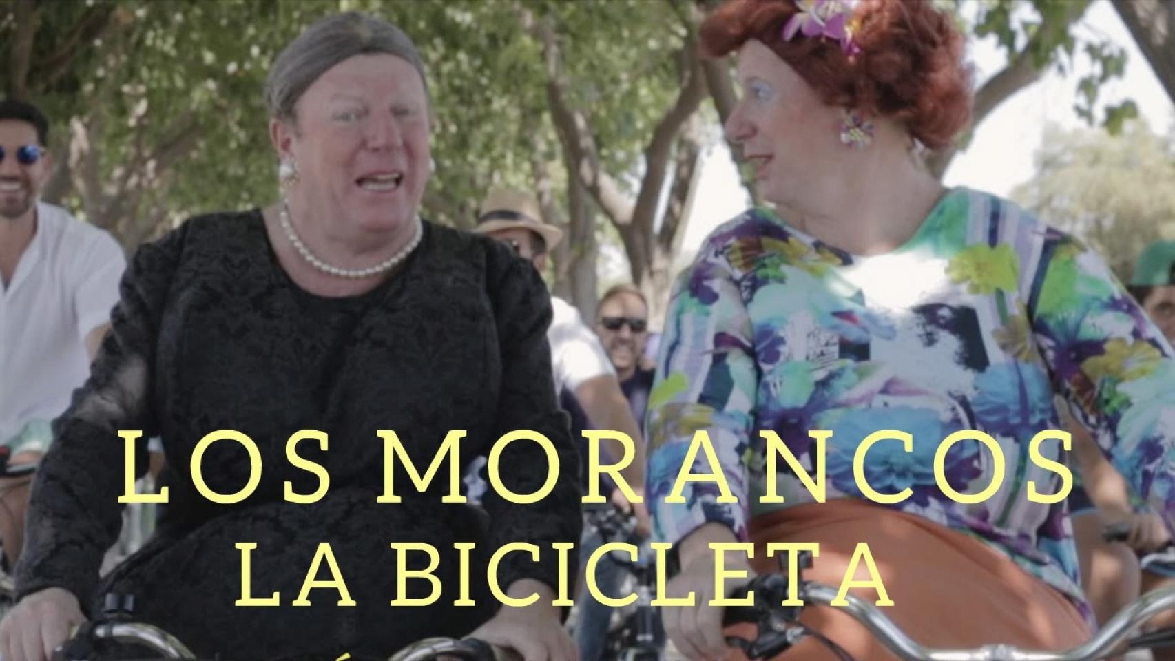 Los hermanos Cadaval montando en bicicleta.