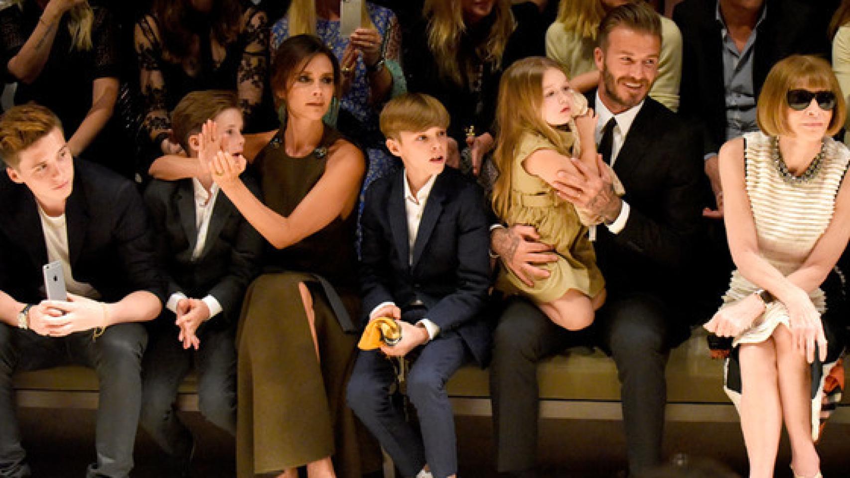 El clan Beckham en el front row de un desfile de moda.