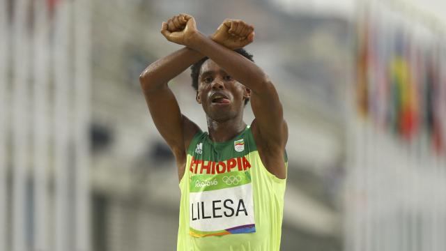 Feyisa Lilesa realiza una X con sus brazos en señal de protesta contra el gobierno etíope.