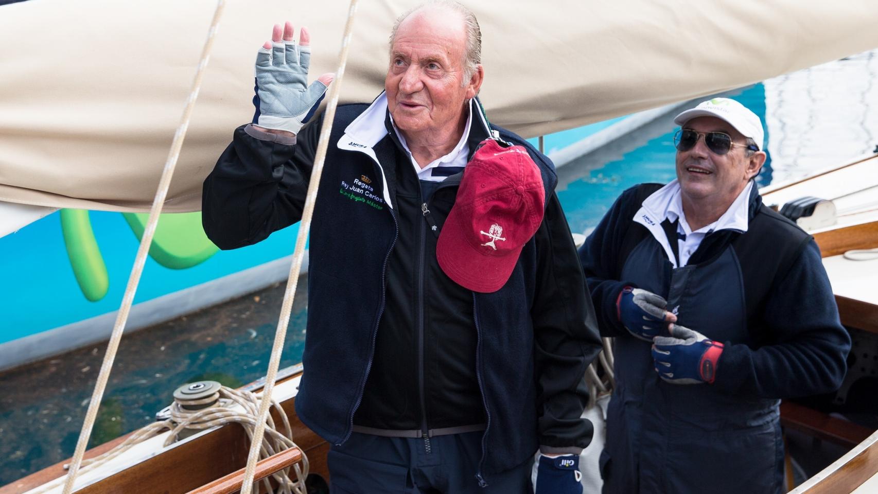 Don Juan Carlos saludando al público que disfruta de la competición