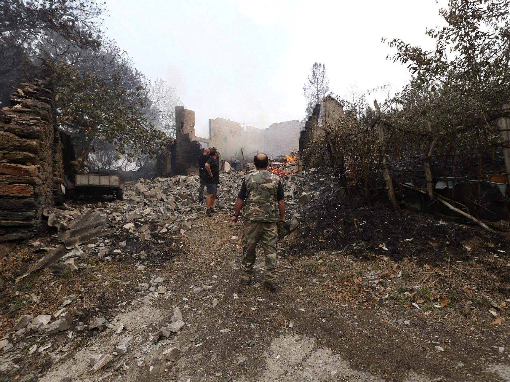 Vecinos de San Pedro de Paredela ayudan en las labores de extinción.