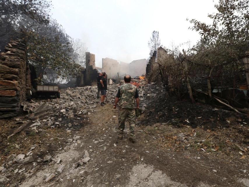 Vecinos de San Pedro de Paredela ayudan en las labores de extinción.