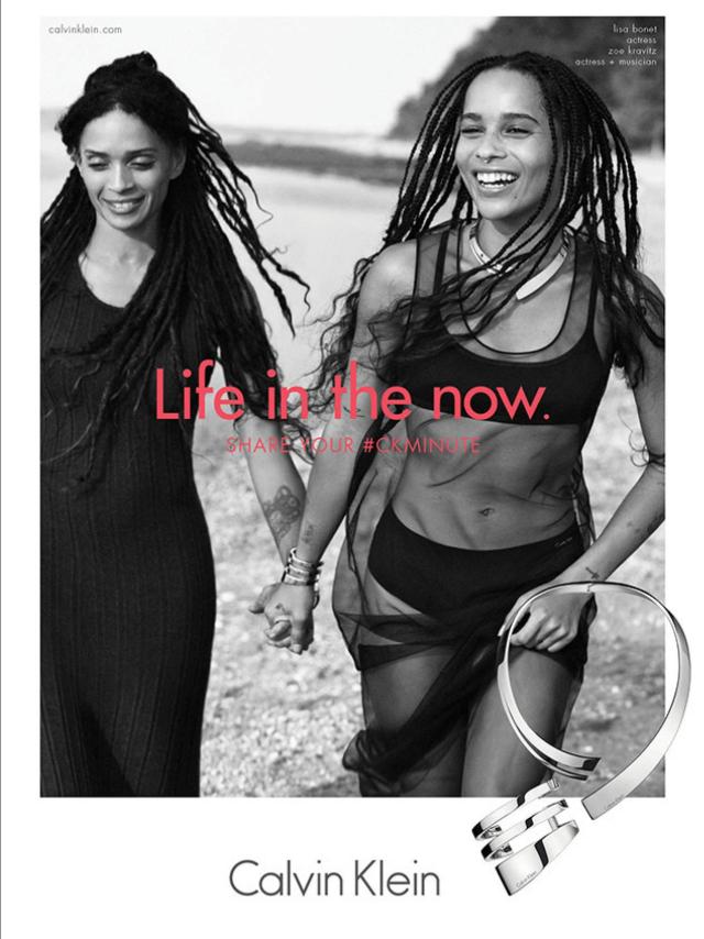 Zoe Kravitz luce un conjunto de brazalete y un collar de la firma.