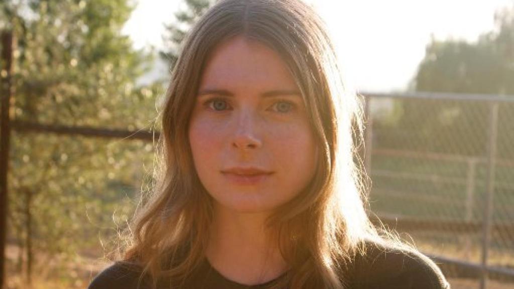 Image: Emma Cline: Lo de Charles Manson fue un cuento de hadas macabro