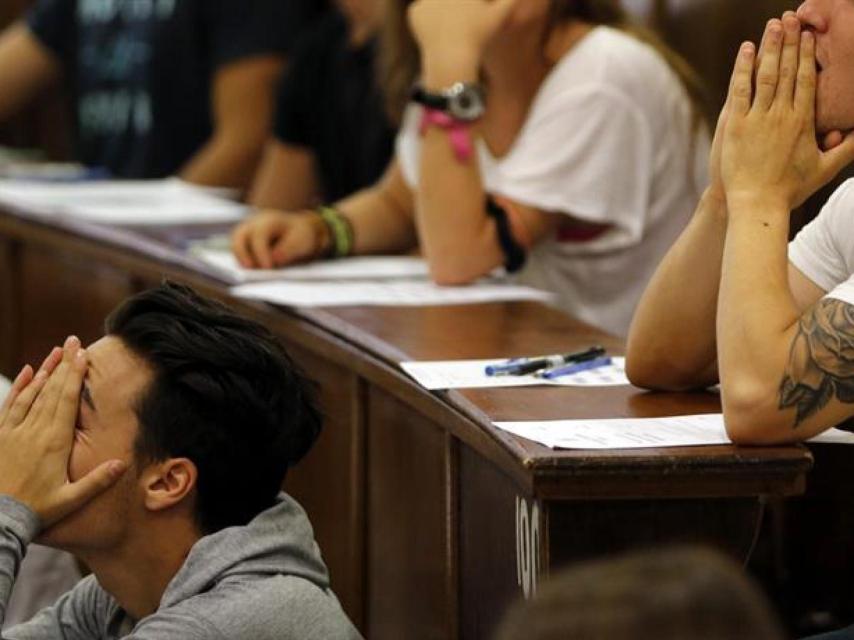Alumnos en los minutos previos al primer examen de Selectividad de septiembre