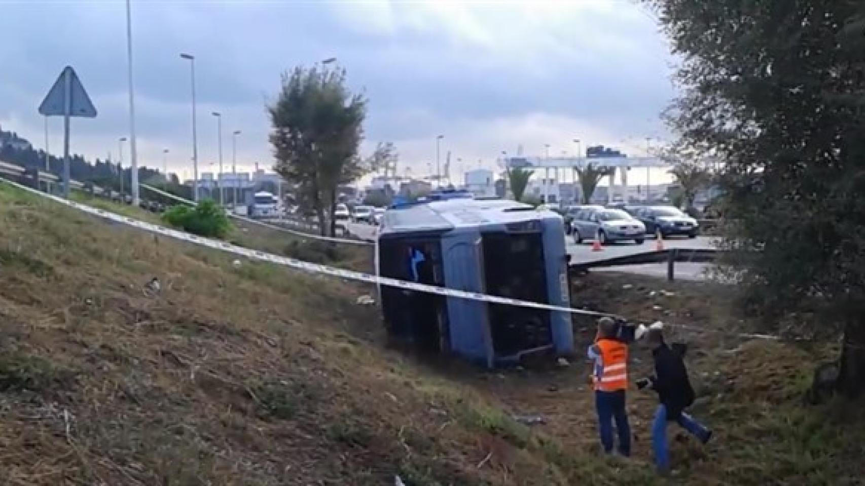 El autobús accidentado.