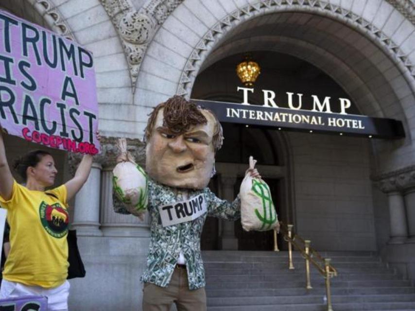Un grupo de manifestantes protestó durante la inauguración del hotel.