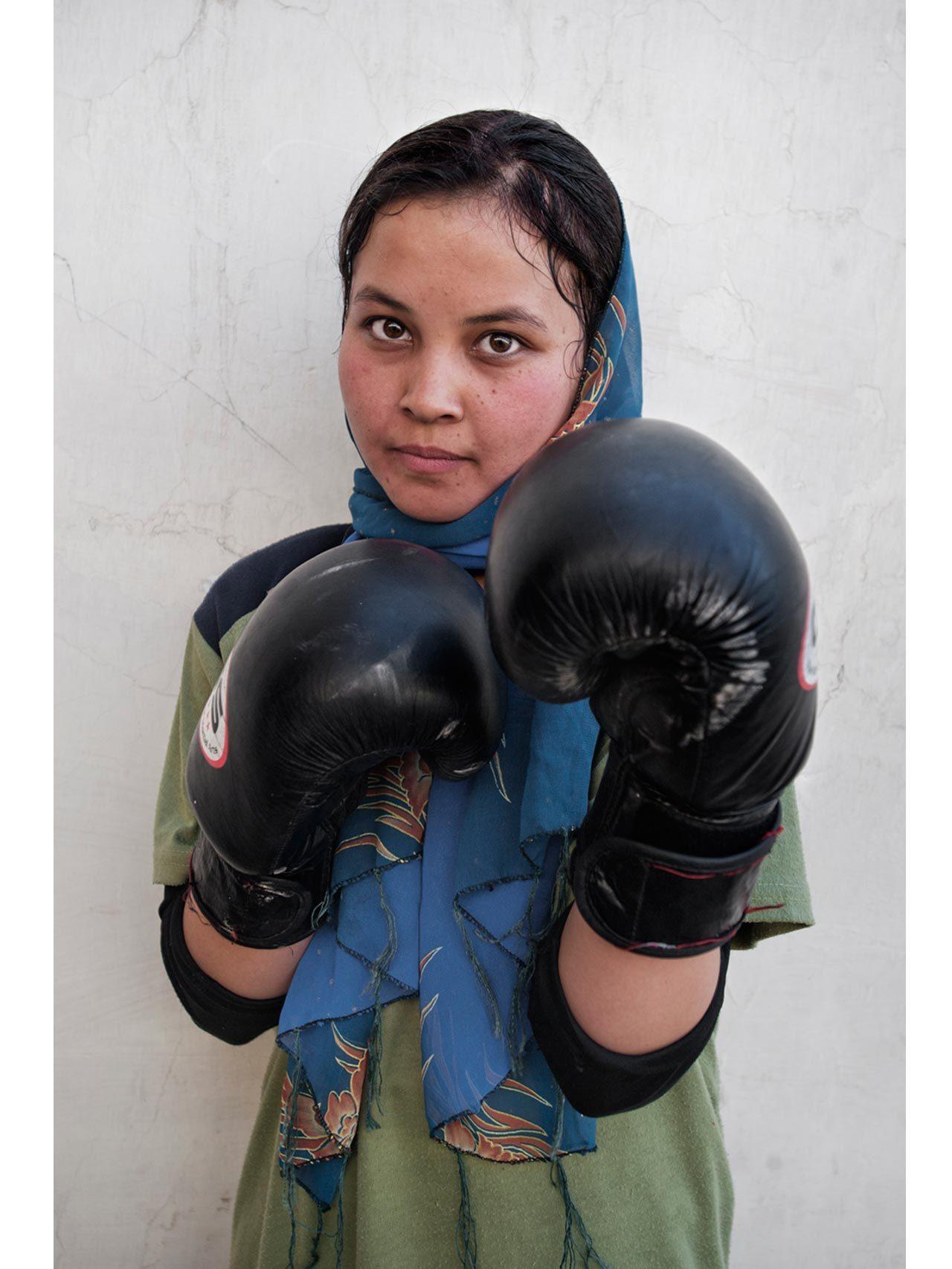 Fauzia posa en el club de boxeo.