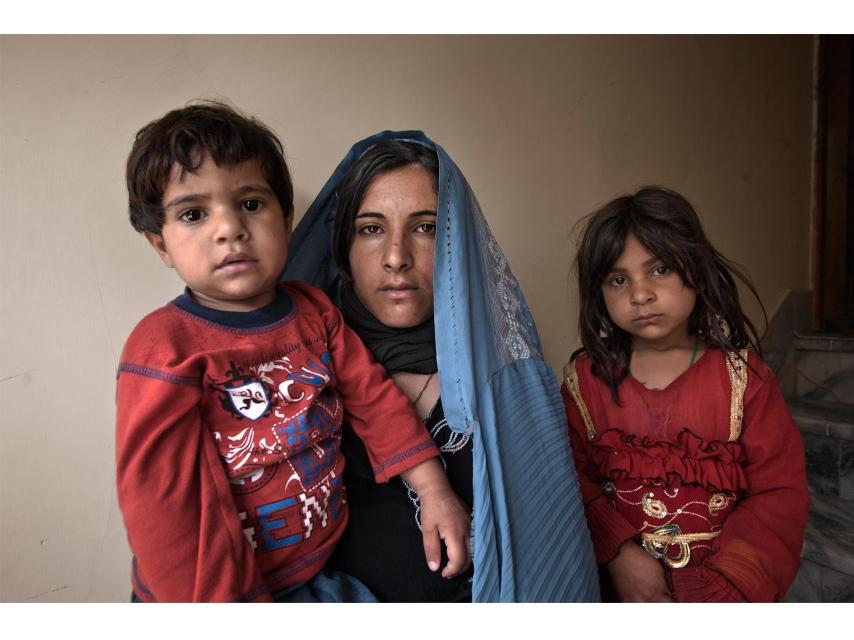 Zar Gul posa con sus dos hijos.