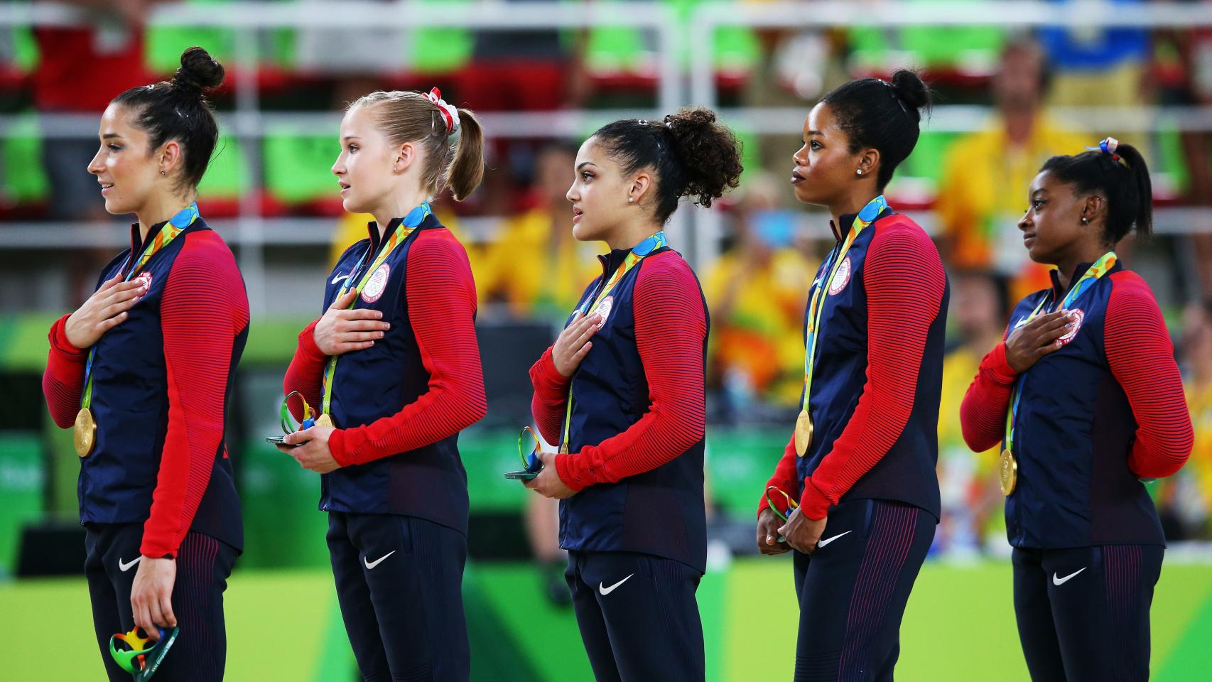 Gabby Douglas, con las manos 'caídas', durante el himno en los JJOO de Río.