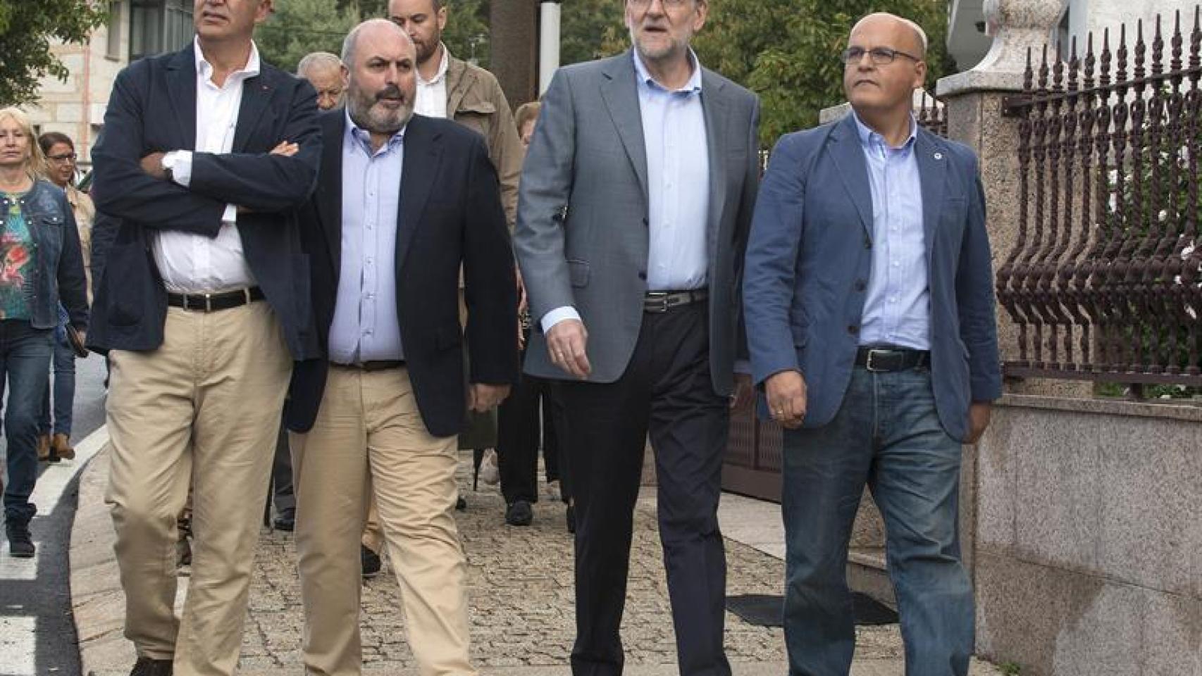 Mariano Rajoy (2d), junto al presidente de la Diputación de Ourense, Manuel Baltar (d).