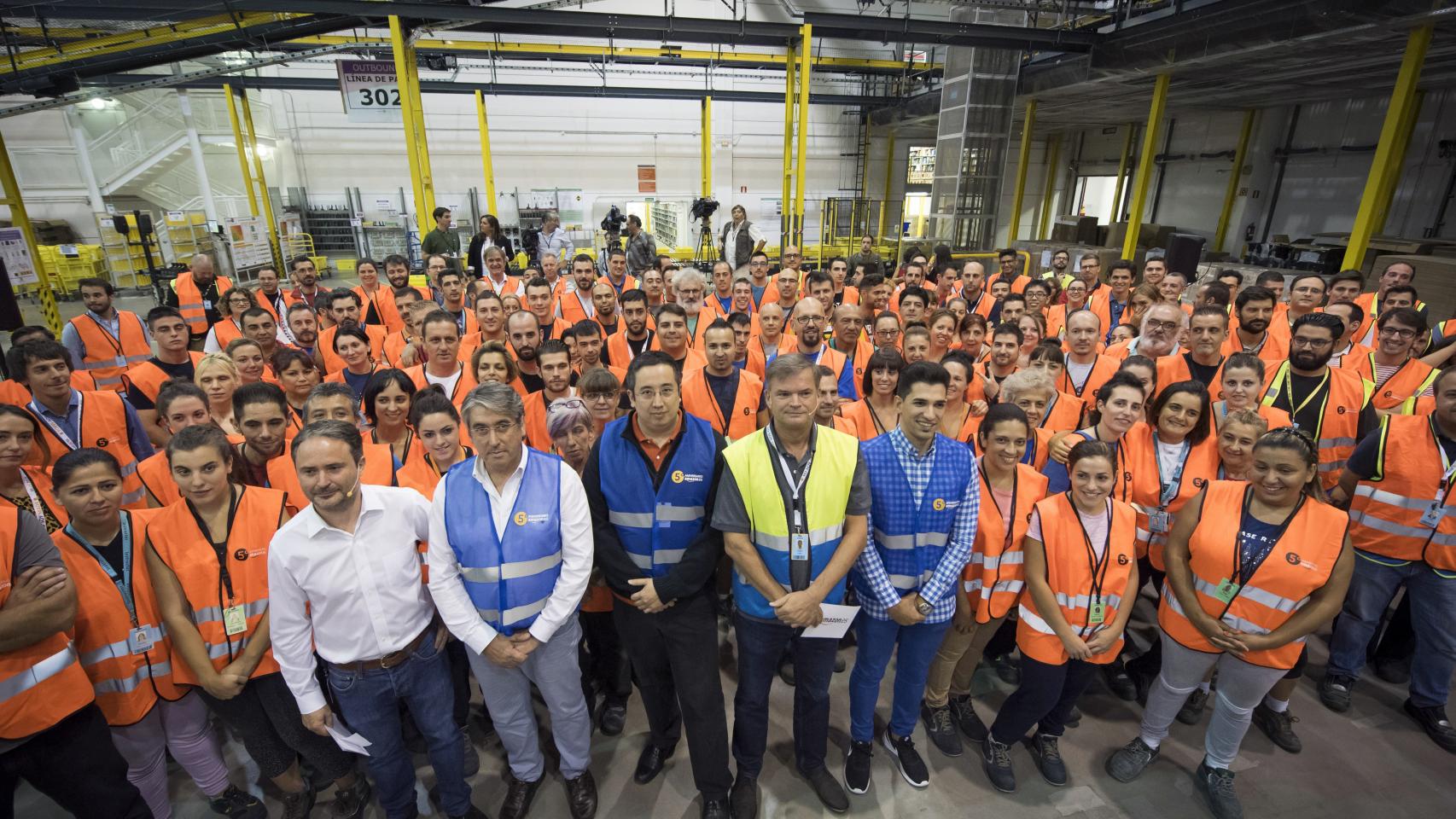 Equipo de Amazon, con directivos al frente, junto a los tres compradores homenajeados.