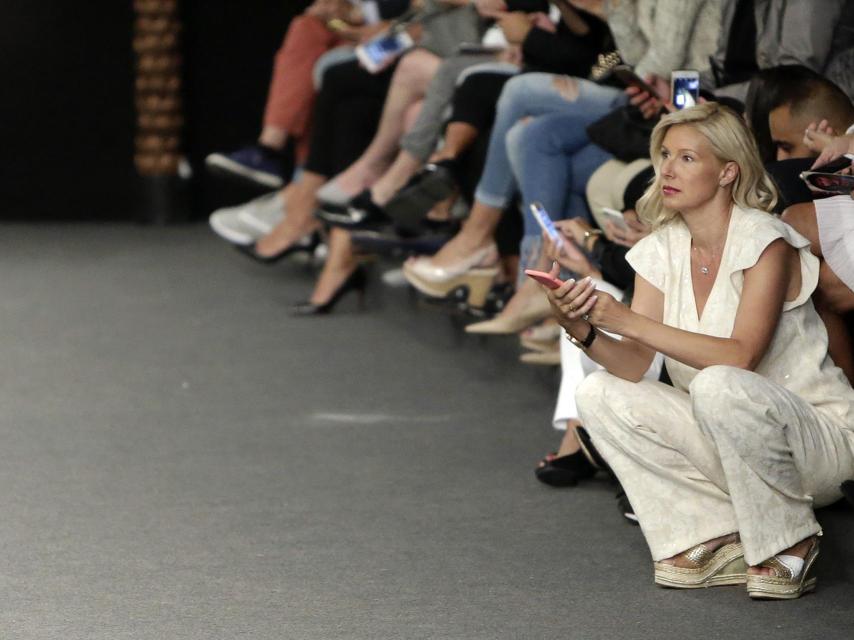 Anne Igartiburu haciendo fotos a algunos de los diseños