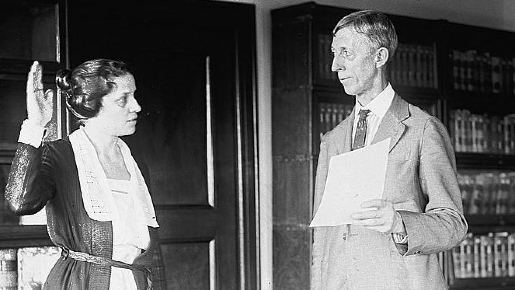 Jurando su cargo como ayudante del Fiscal General.