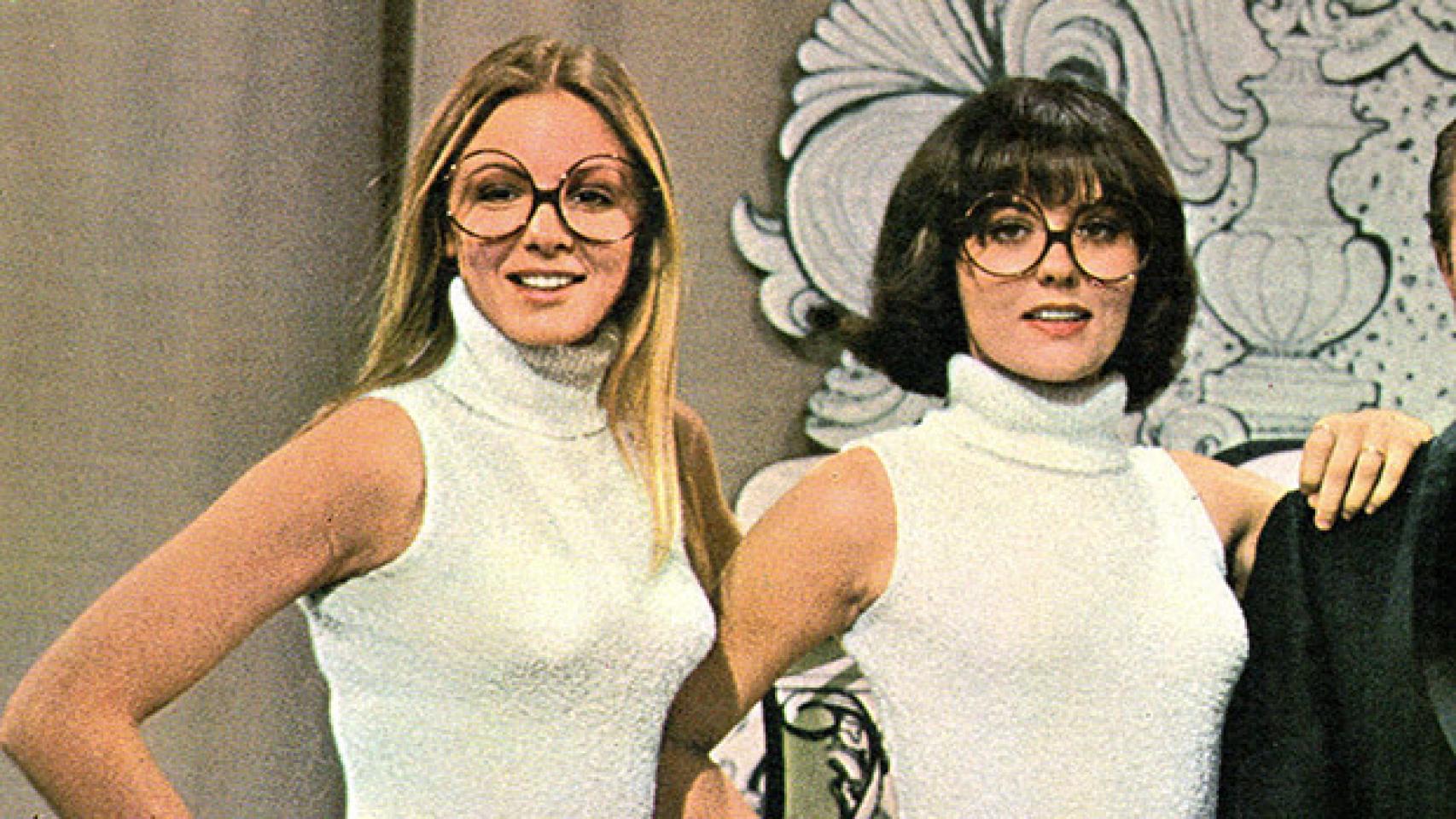 Marian Flores, a la izquierda, ejerciendo de azafata.