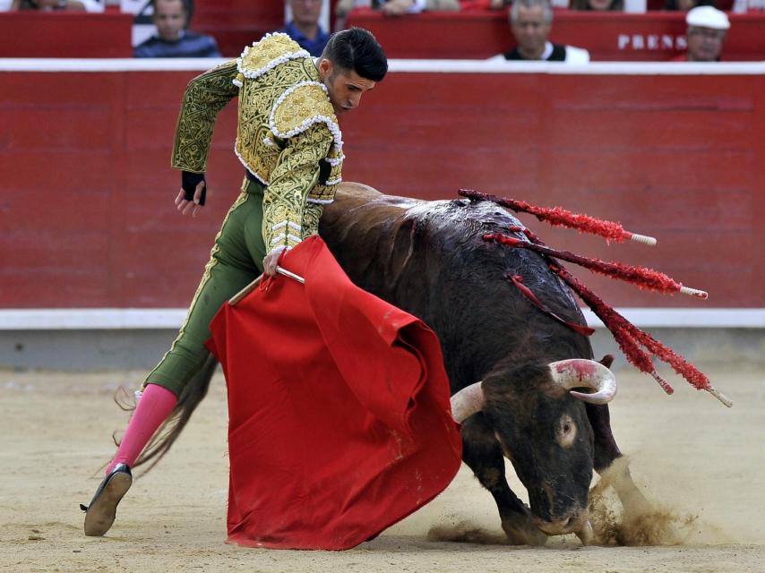 Talavante da un pase con la muleta en una corrida reciente.