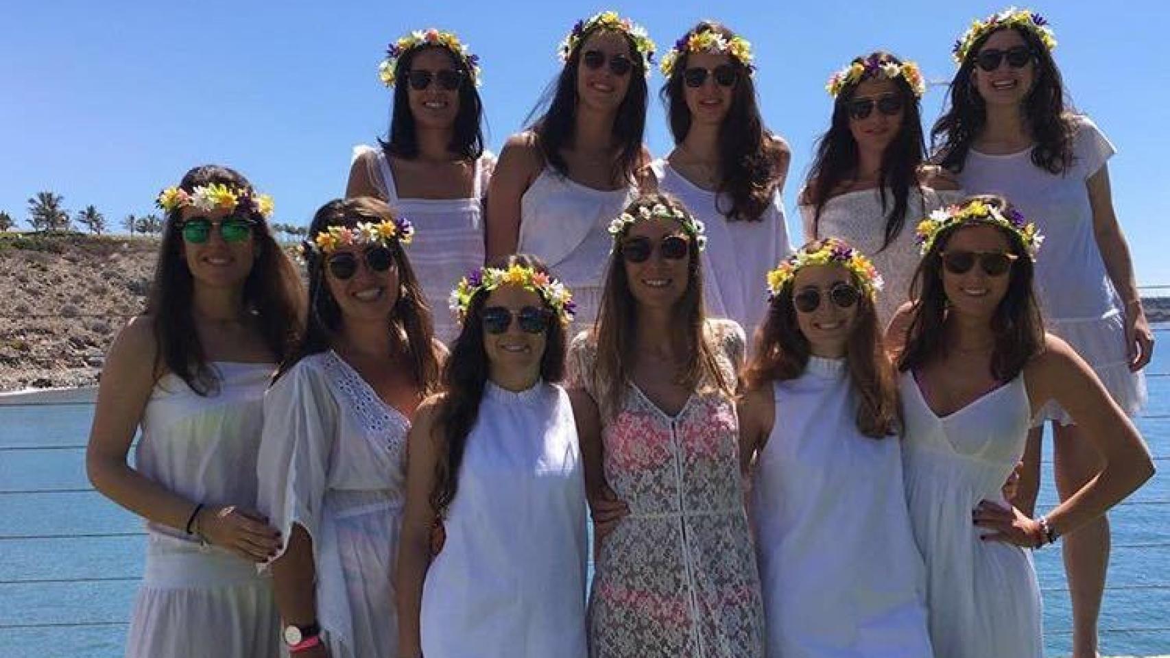 Marta Matas con sus amigas de despedida