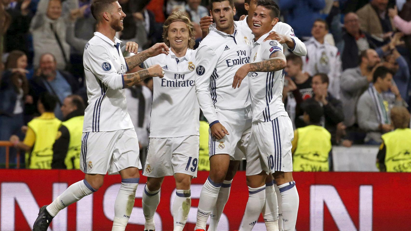 Los jugadores del Real Madrid celebran el tanto de la victoria en el descuento. / Efe