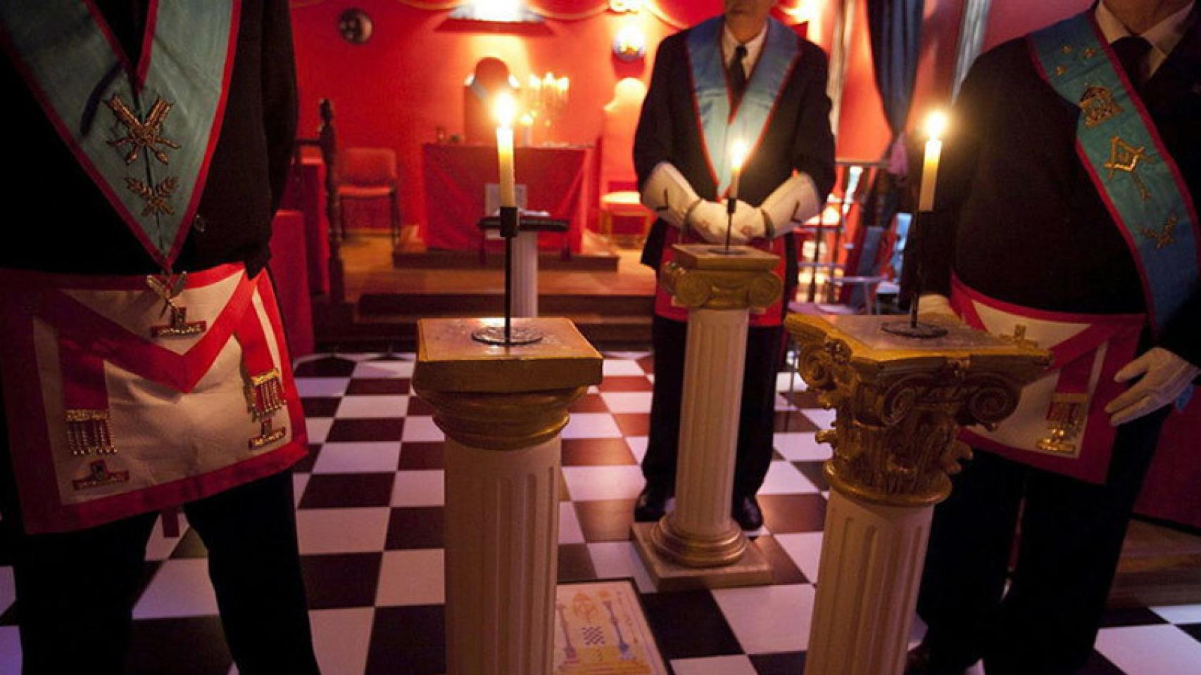 Hermanos reunidos en un templo de la masonería.