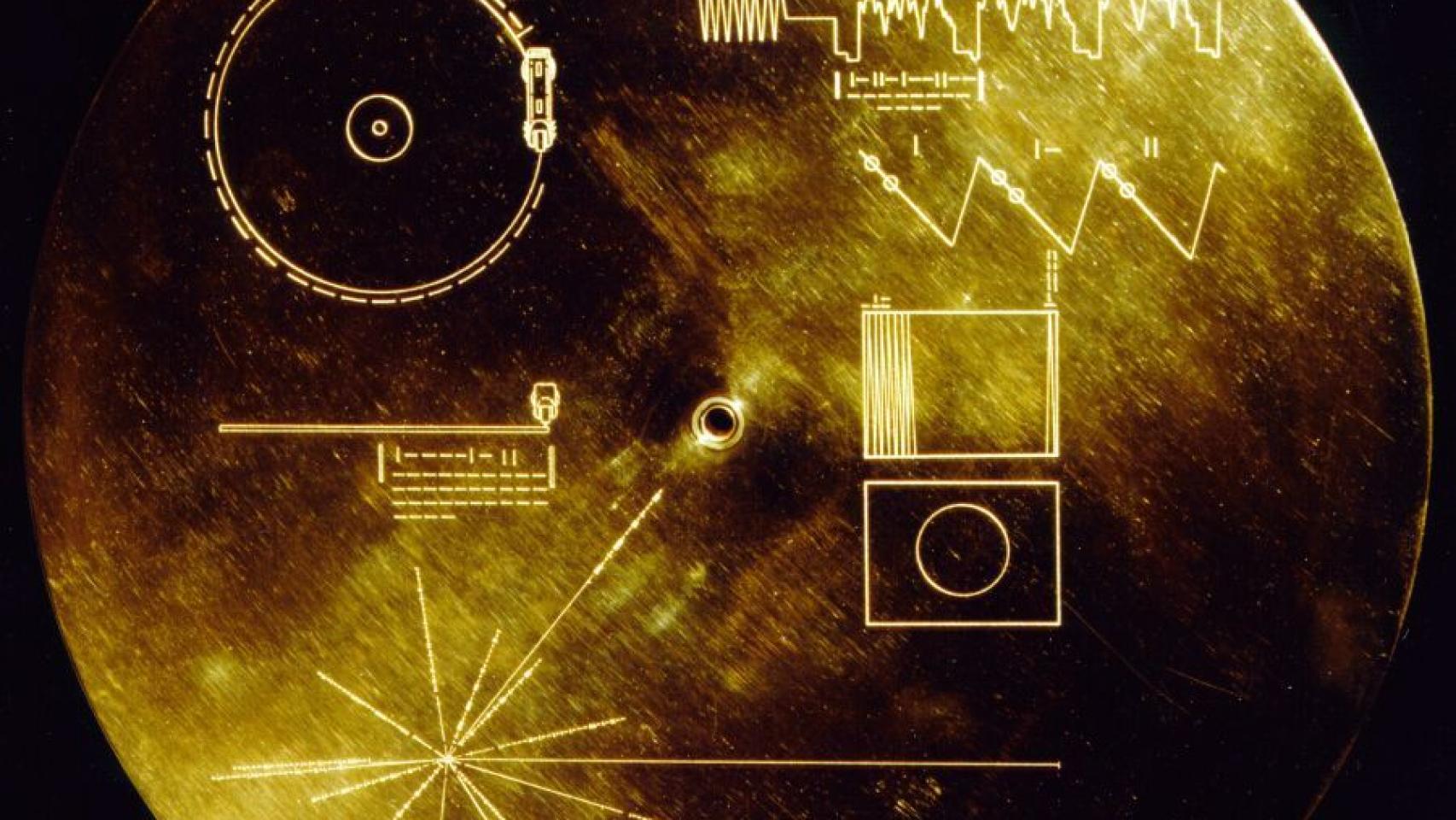 Cubierta de los discos de oro que viajan a bordo de las Voyager 1 y 2.