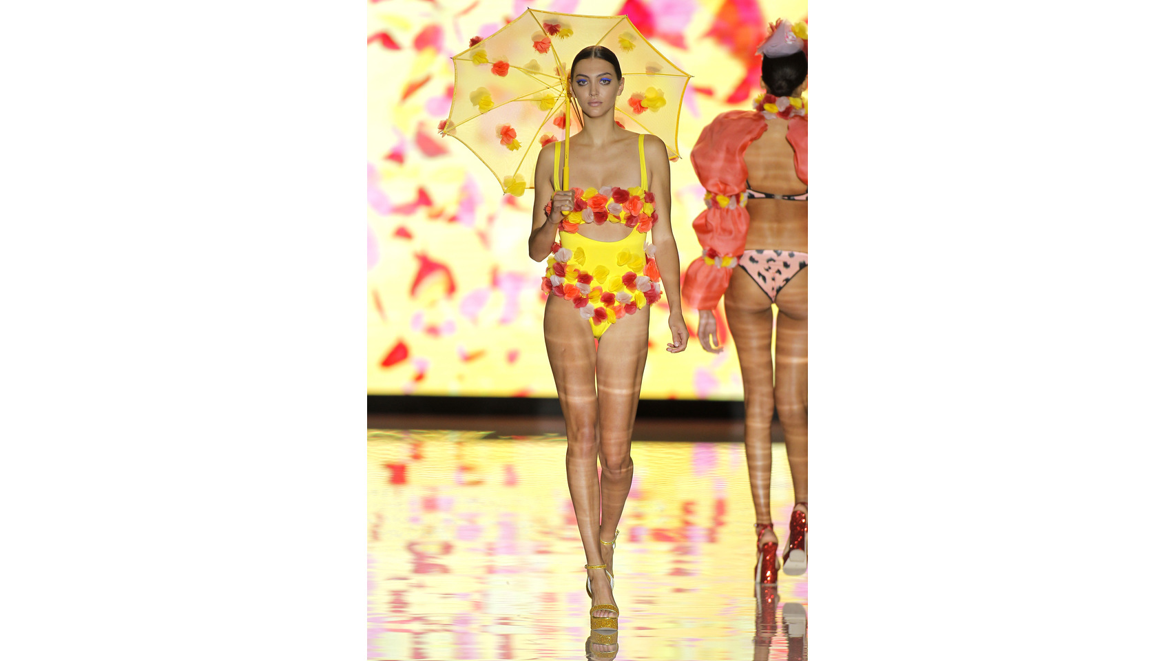 Las flores inundan complementos y lencería.