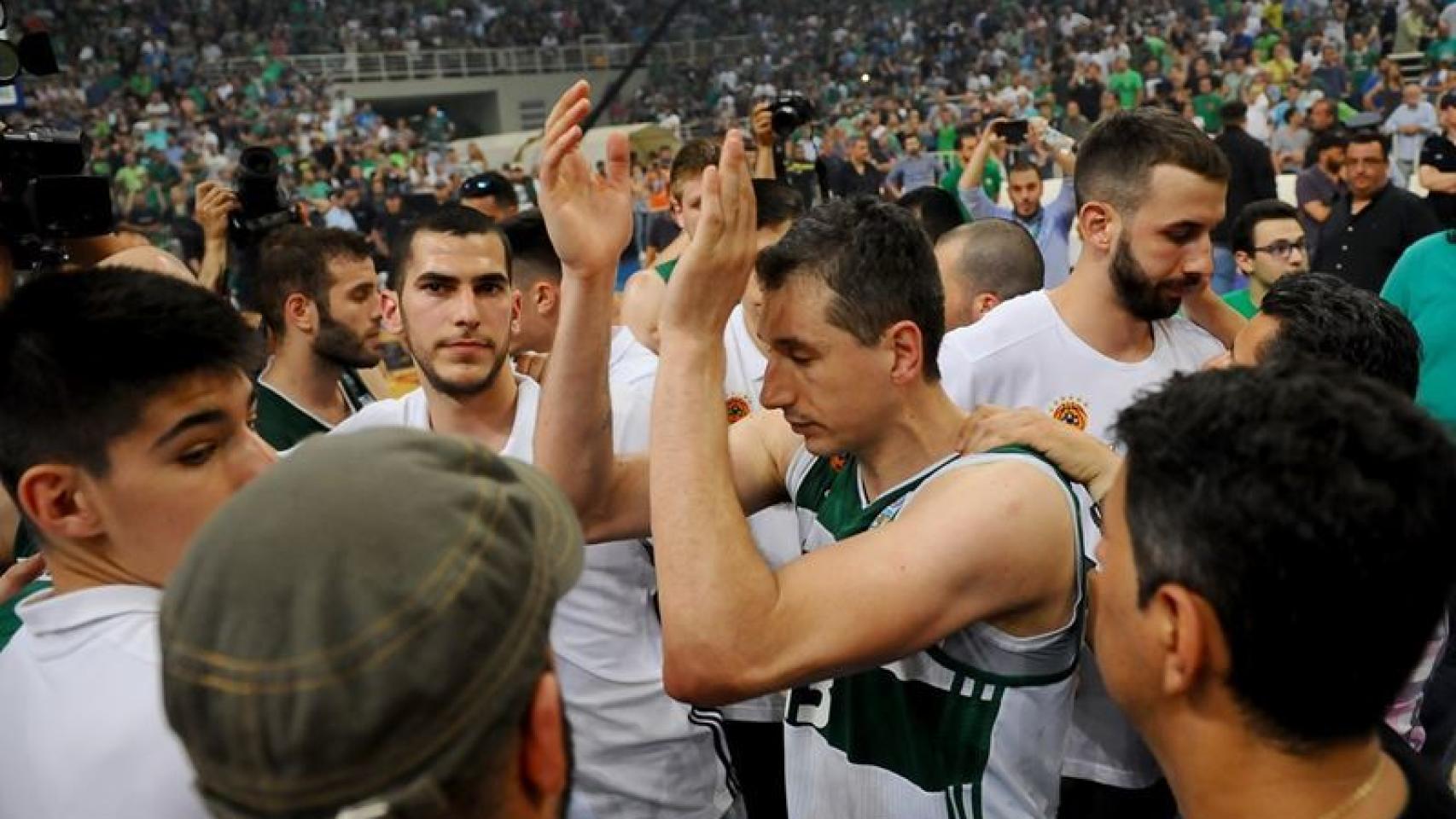 Diamantidis aplaude a la afición tras su último partido.