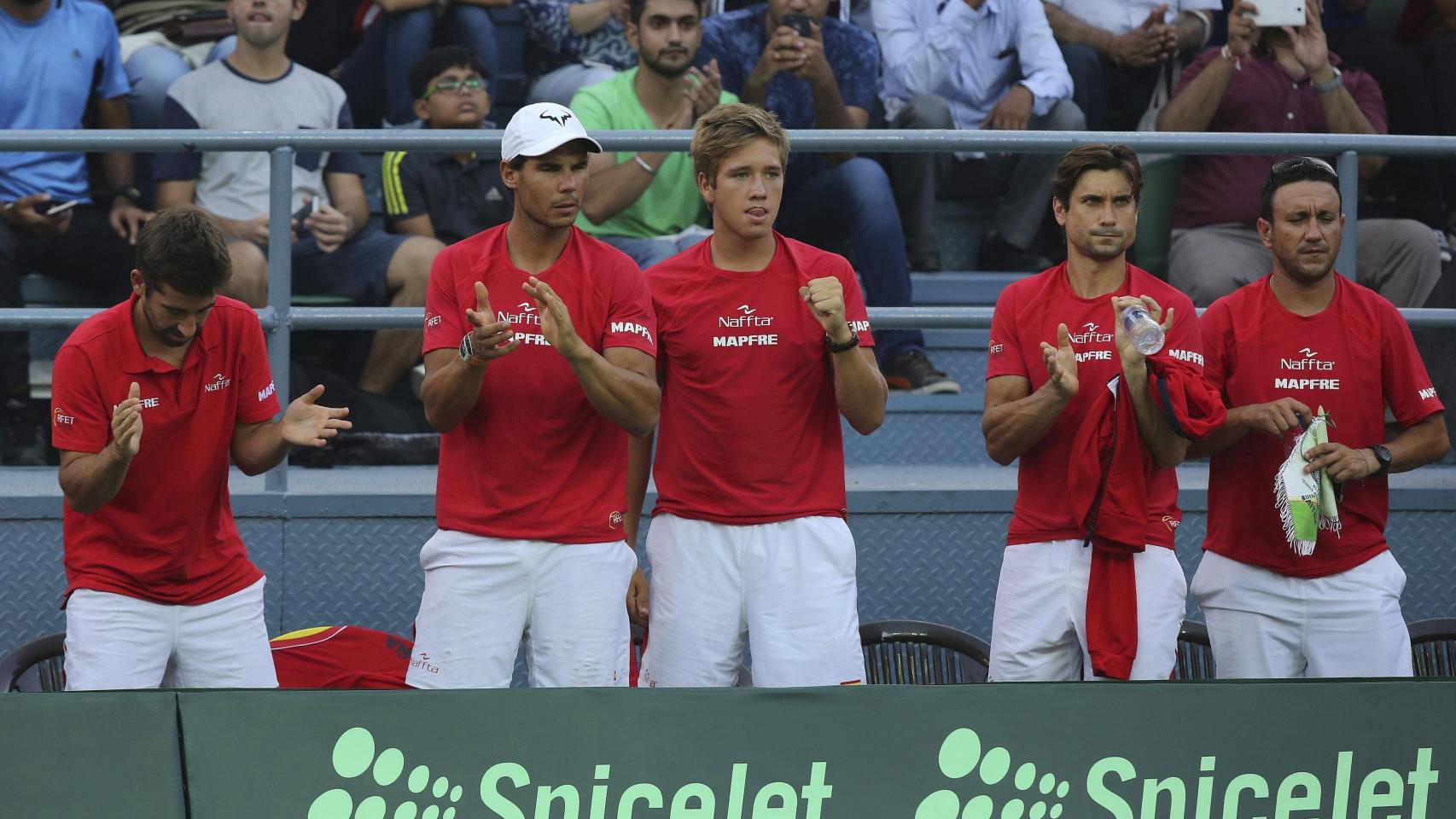 El equipo español durante el partido de Feliciano López.