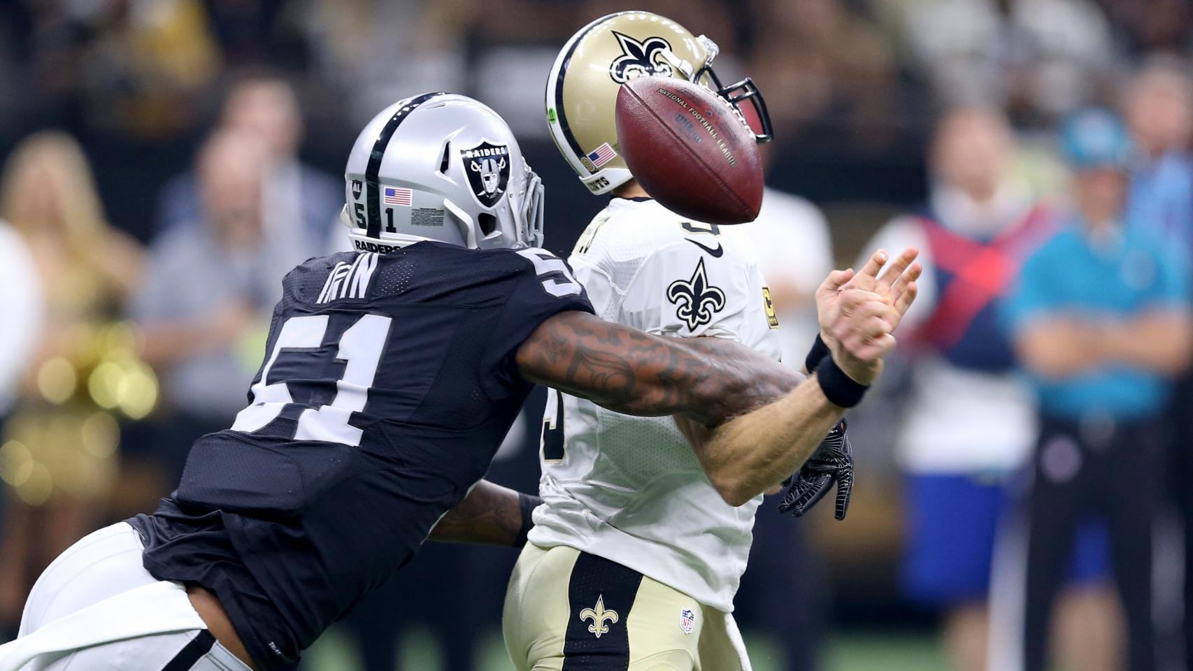 Irvin derriba al quaterback de los Saints Drew Brees.